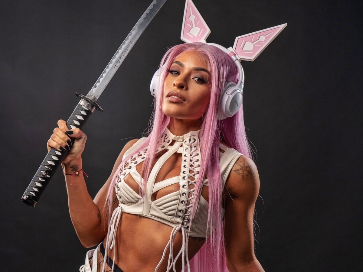 “Oh my god is this ur gear?”- WWE Universe stunned by Zelina Vega’s amazing anime cosplay with a katanna before Money in the Bank