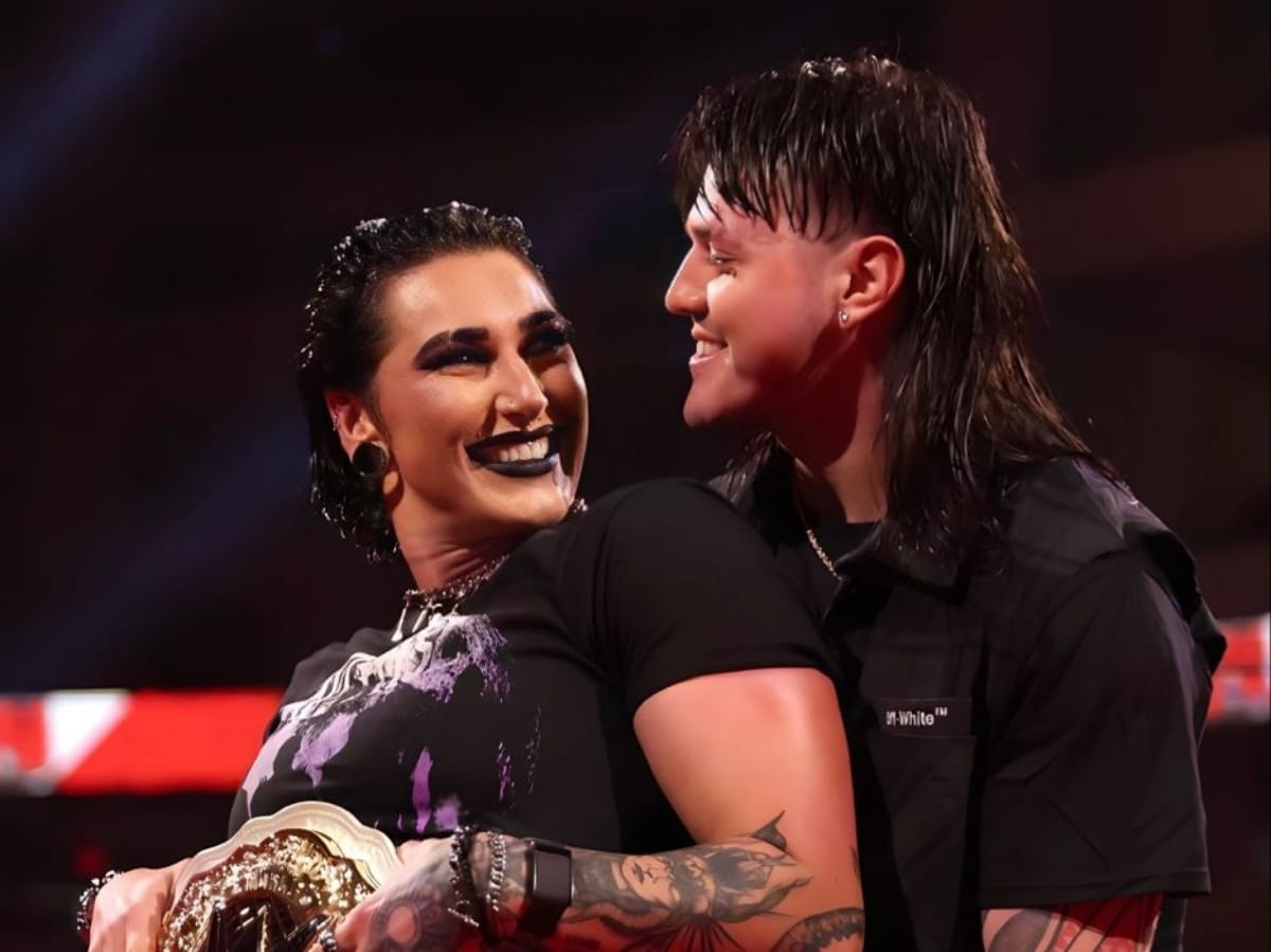 WATCH: Dominik Mysterio romantically blows a kiss to Rhea Ripley's ...