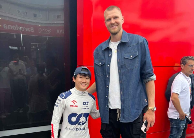 Yuki Tsunoda và Kristaps Porzingis
