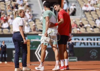 Novak Djokovic helps out the injured Carlos Alcaraz (Image Credits: AP)