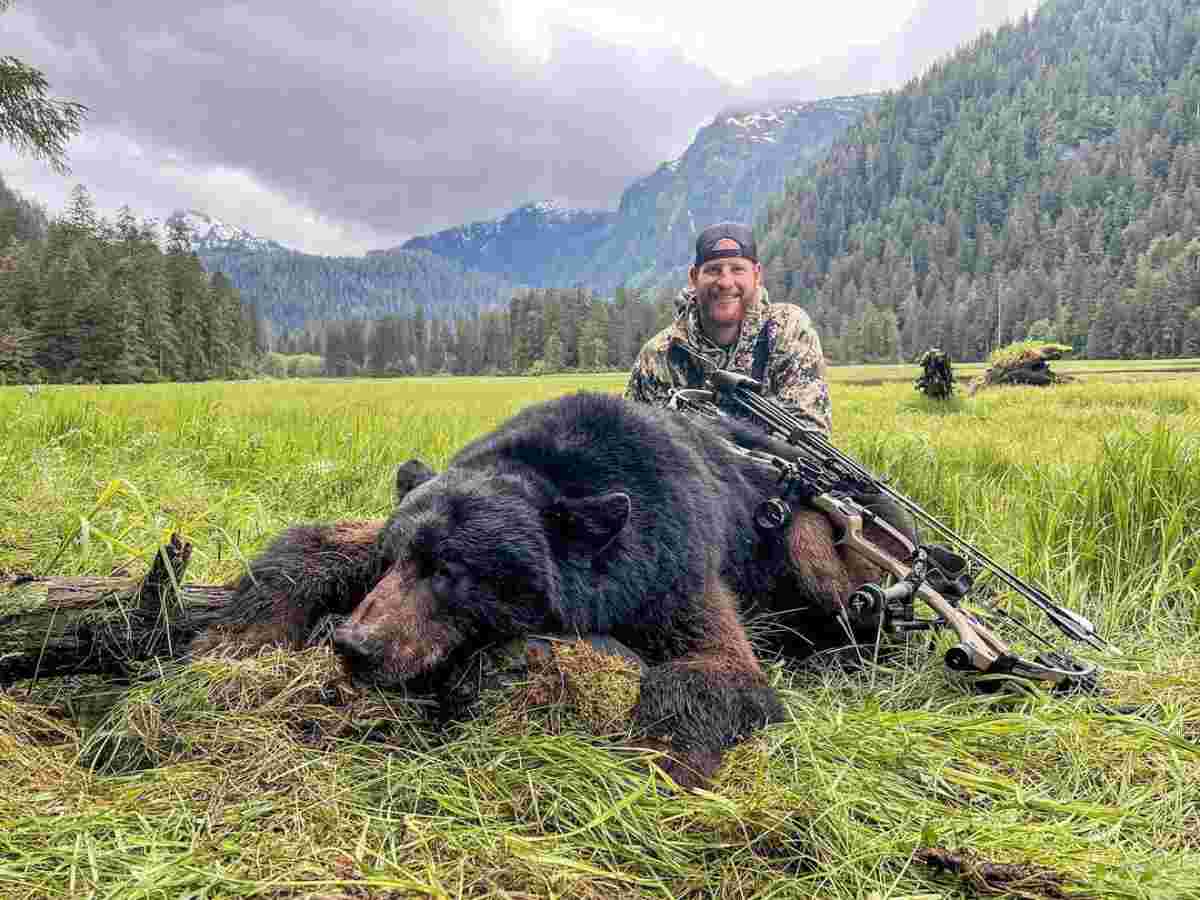 “He’s a loser!” – Carson Wentz gets SLAMMED on social media for killing a Black Bear amid constant ‘activism’ all over the world