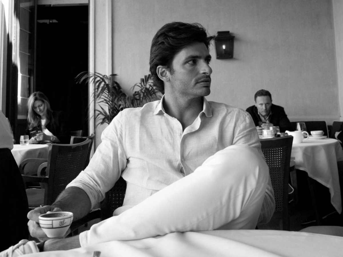 “He’s so f*ckin fine???”- Fans react as Carlos Sainz amazes the internet with stunning black and white shots from Milan