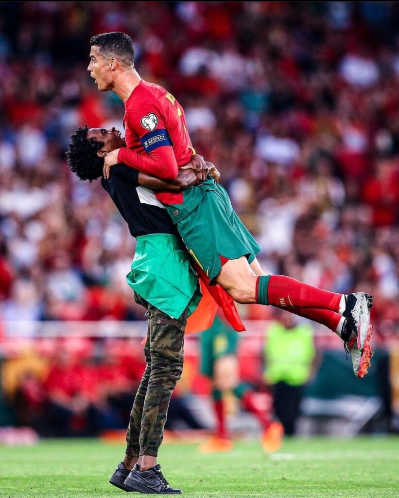 Intruder lifts Ronaldo