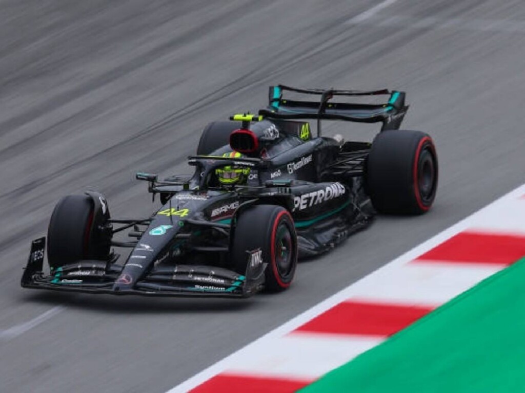 Lewis Hamilton on track in his upgraded W14(Credits: Getty)