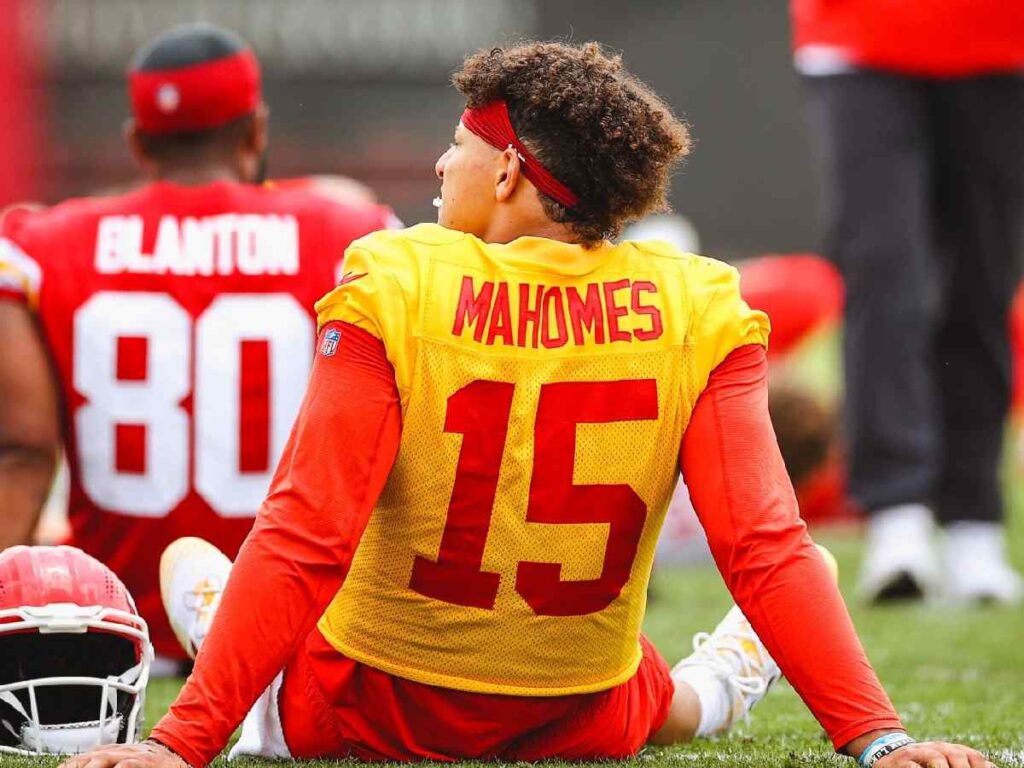 WATCH: “Kids look up to him ffs!” – Patrick Mahomes gets heavily SLAMMED on social media for chugging a beer on-stage with Luke Combs