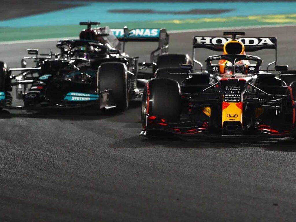 Max Verstappen and Lewis Hamilton in the 2021 Abu Dhabi GP (Image via F1)