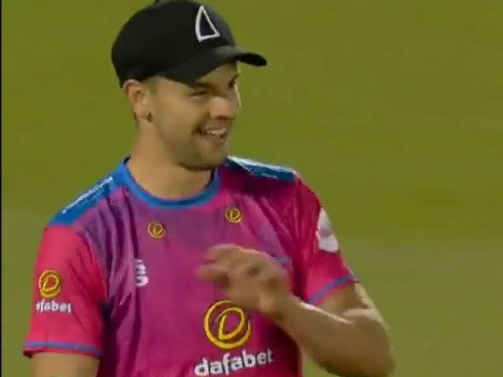 "Best catch in the history of cricket!"- Netizens in awe as Sussex' Bradley Currie pulls off outrageous one-handed stunner in Vitality Blast, video goes viral