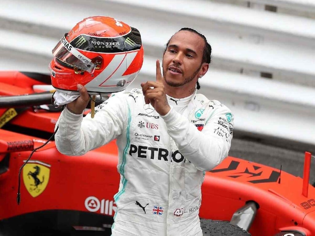 Lewis Hamilton holding the Niki Lauda tribute helmet after winning the 2019 Monaco GP, image via Daily Mail