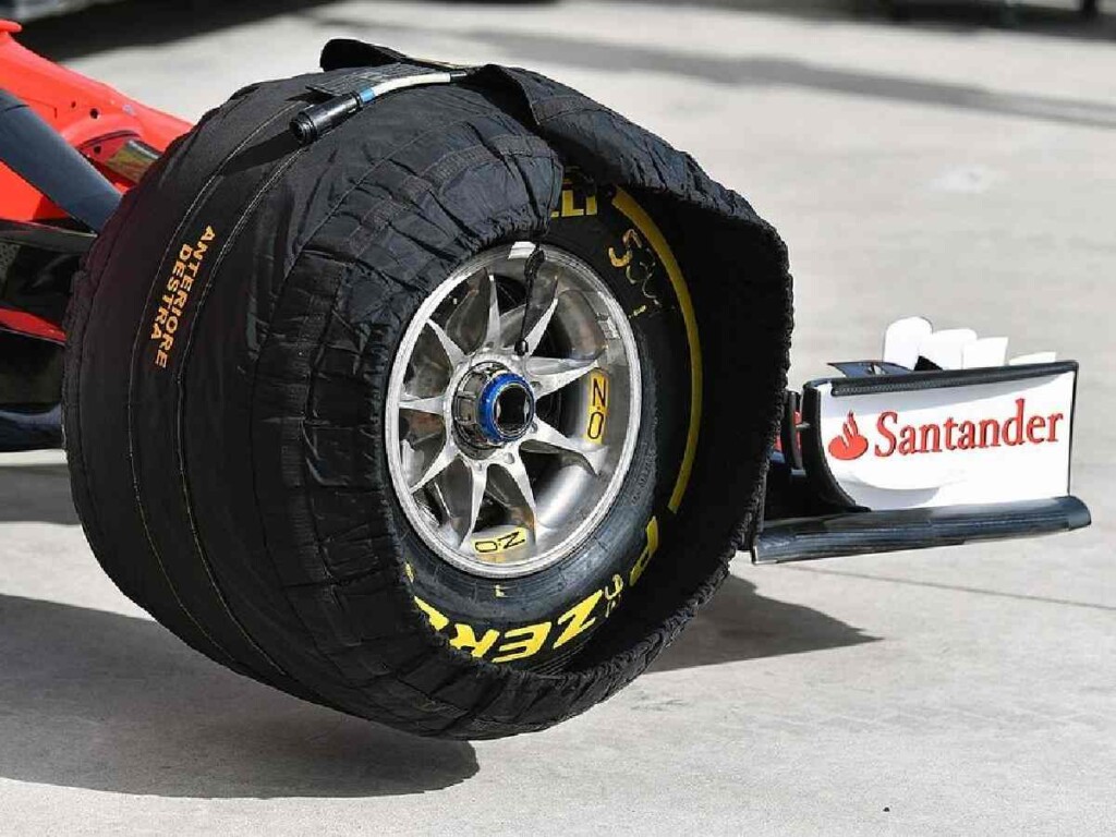 An F1 car with a Pirelli tire under the blanket, image via Motorsport.com