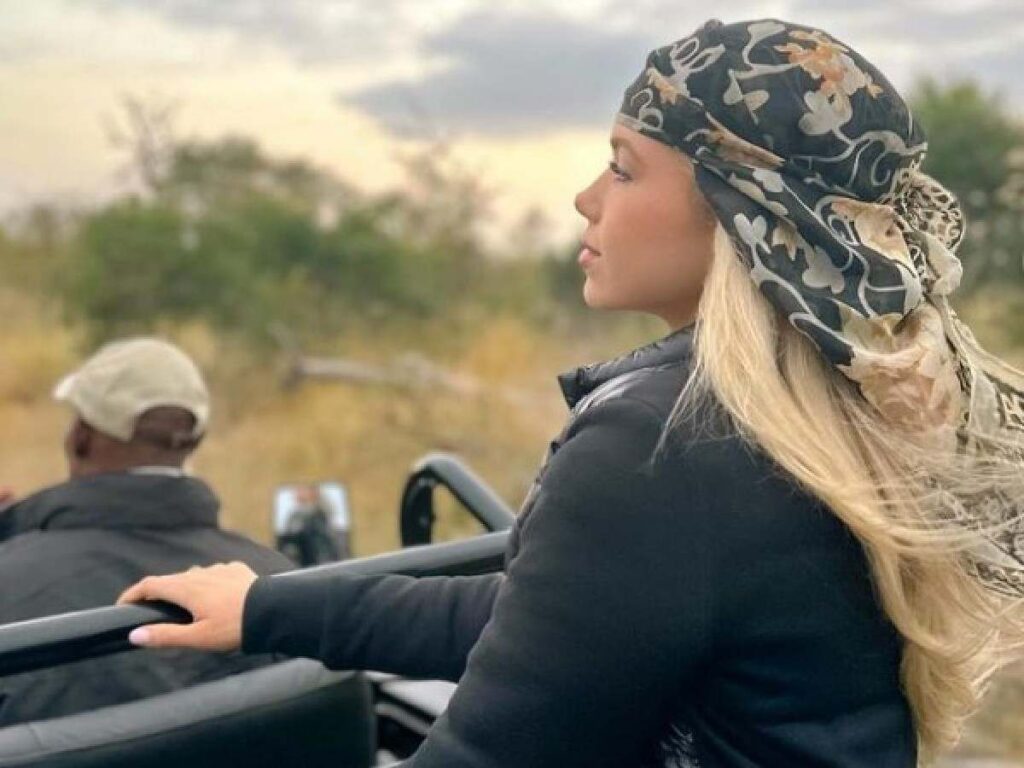 
"Real jungle > concrete jungle" Chiefs' heiress Gracie Hunt rocks a sporty look for an open jeep safari