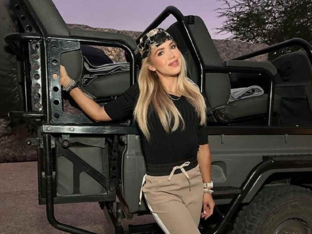 
"Real jungle > concrete jungle" Chiefs' heiress Gracie Hunt rocks a sporty look for an open jeep safari