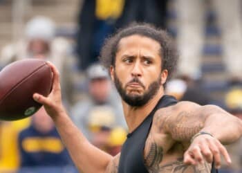 Colin Kaepernick (Image via Bleacher Report)