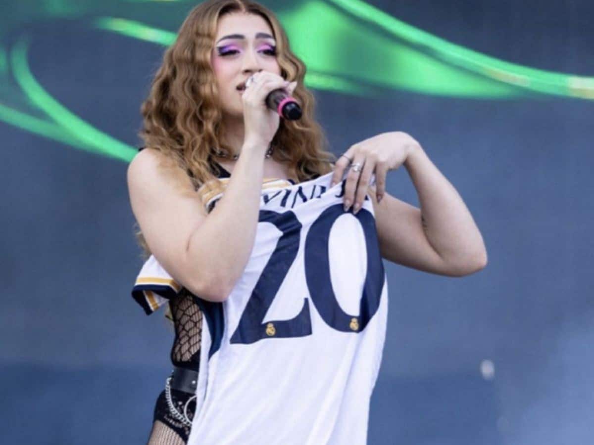 Latina trans rapper Villana Marie shows her love for Vinicius Jr. and supports his fight against racism in La Liga with special gesture during her concert