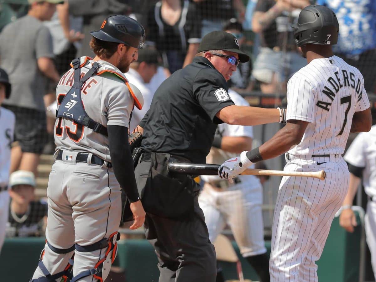 WATCH: Chicago White Sox walk-off Detroit Tigers in dramatic fashion after pitch hits home plate umpire in the face