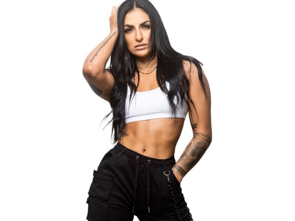 “Sick abs!!”- Wrestling Twitter goes crazy over Sonya Deville’s breathtaking beach pictures 