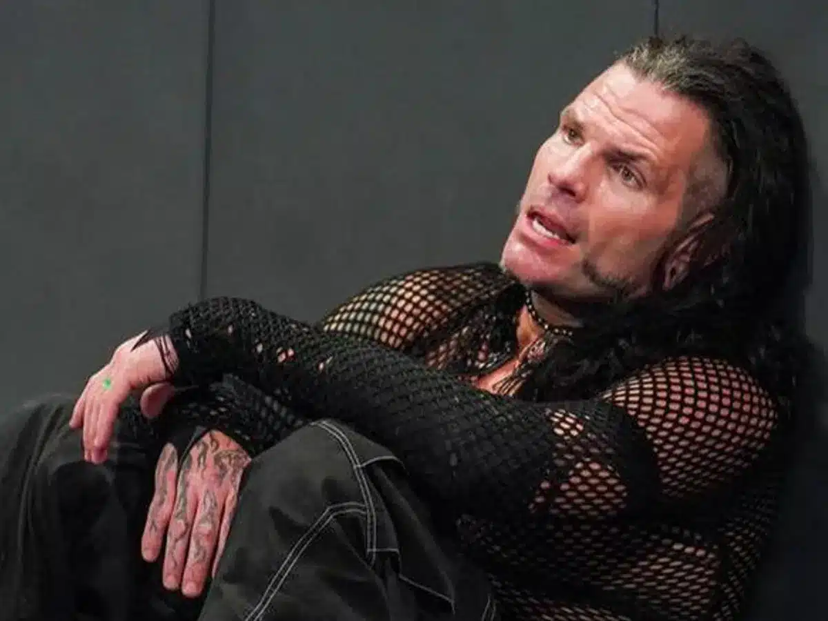 Shocking video of Jeff Hardy being harassed by fans to sign multiple posters for resale goes viral