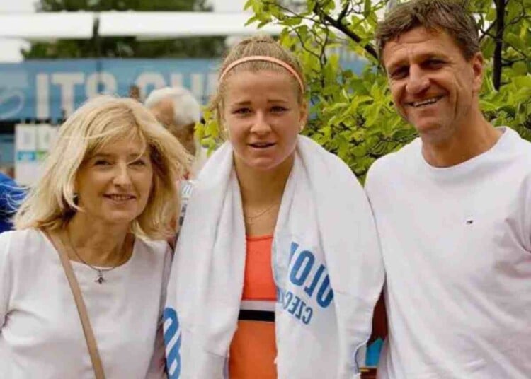 Who are Karolina Muchova's parents, Josef Mucha and Hana Muchova?
