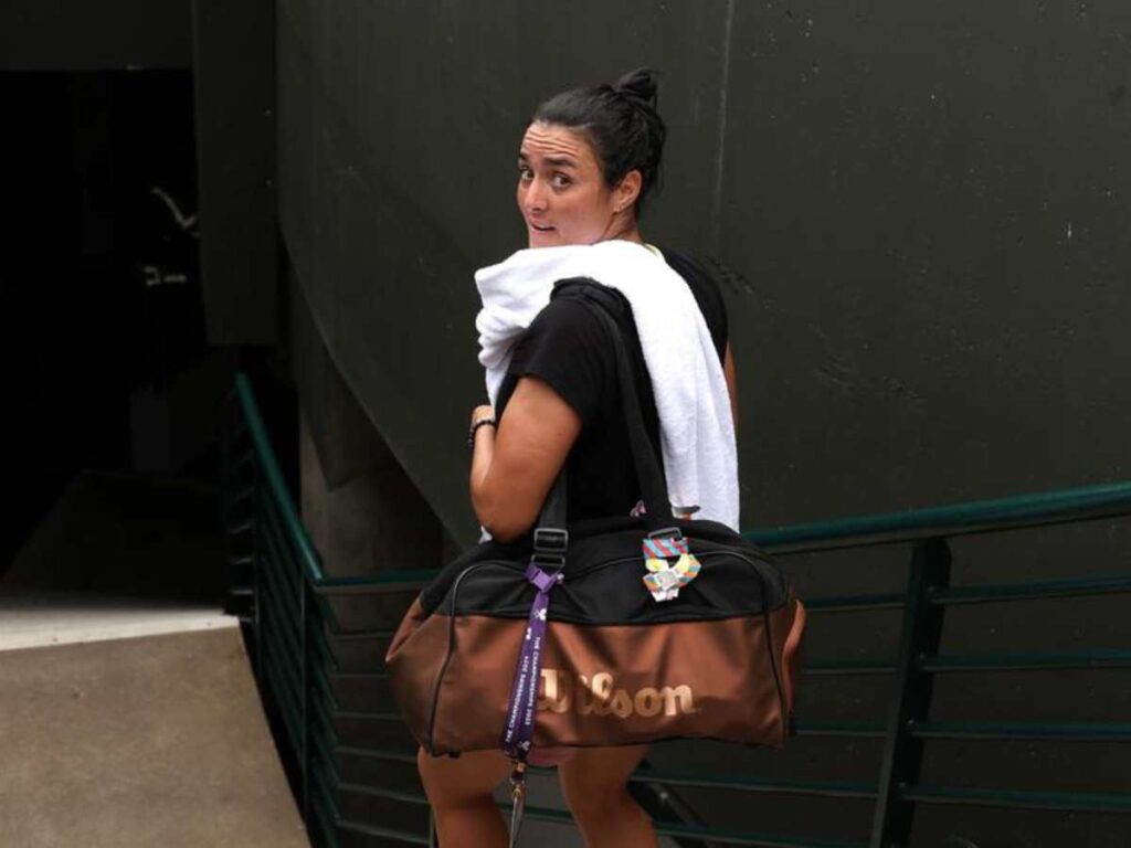 Ons Jabeur was ejected from Centre Court after rule violation before the 2023 Wimbledon finals against Markéta Vondroušová 1 Chris Evert was the first to notice Ons Jabeur wearing black attire