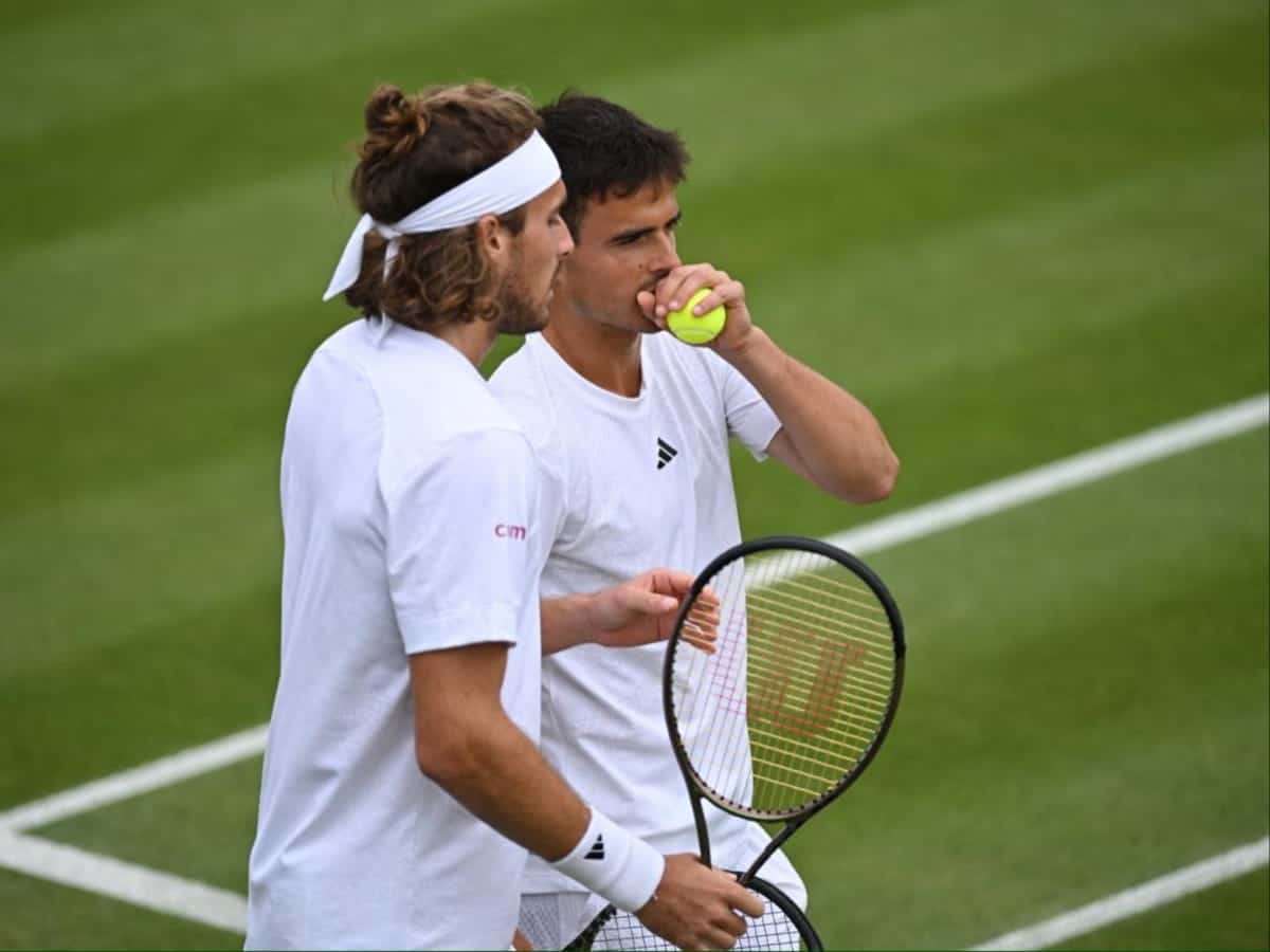 WATCH: Petros Tsitsipas’ arrogance leads to embarrassing serve misjudgment as brother Stefanos Tsitsipas and Paula Badosa watch on at Wimbledon