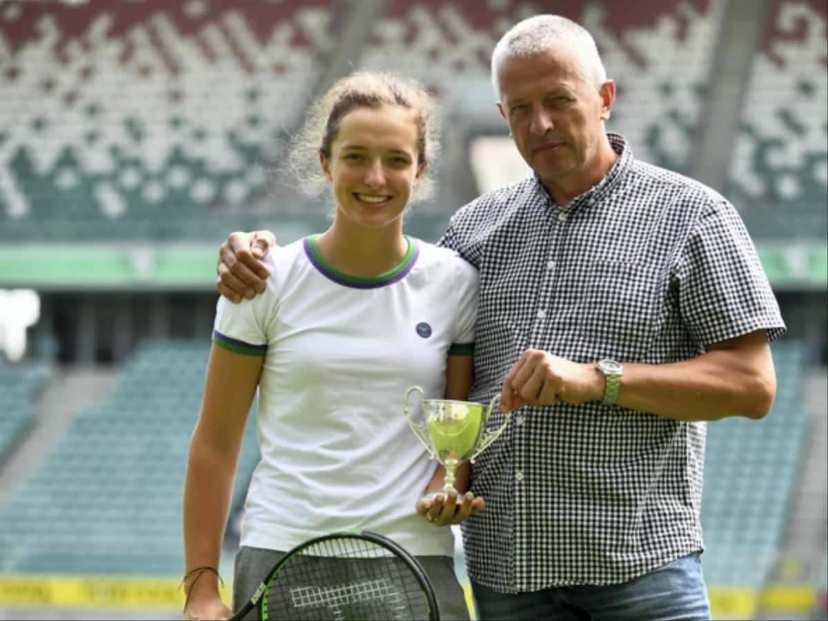 Iga Swiatek’s father admits the World No. 1 is HALFWAY through her career having taken notes from the early retirement decision of Ash Barty