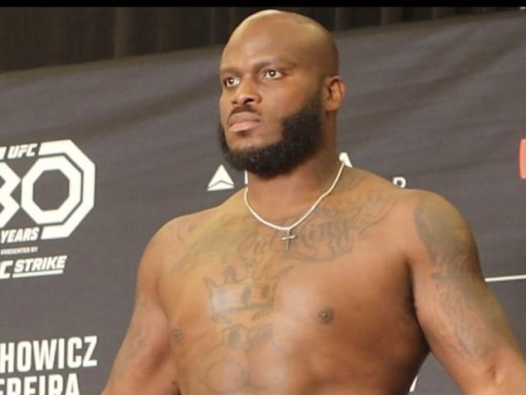 Fans react to Derrick Lewis with six packs