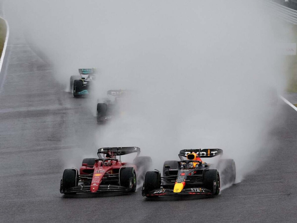 Charles Leclerc and Max Verstappen racing in the rain (image via Motorsport.com)