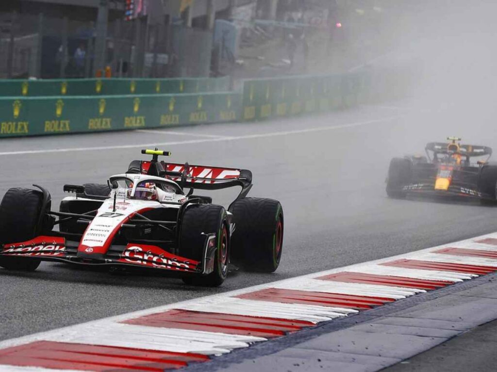 Nico Hulkneberg being chased by Sergio Perez 