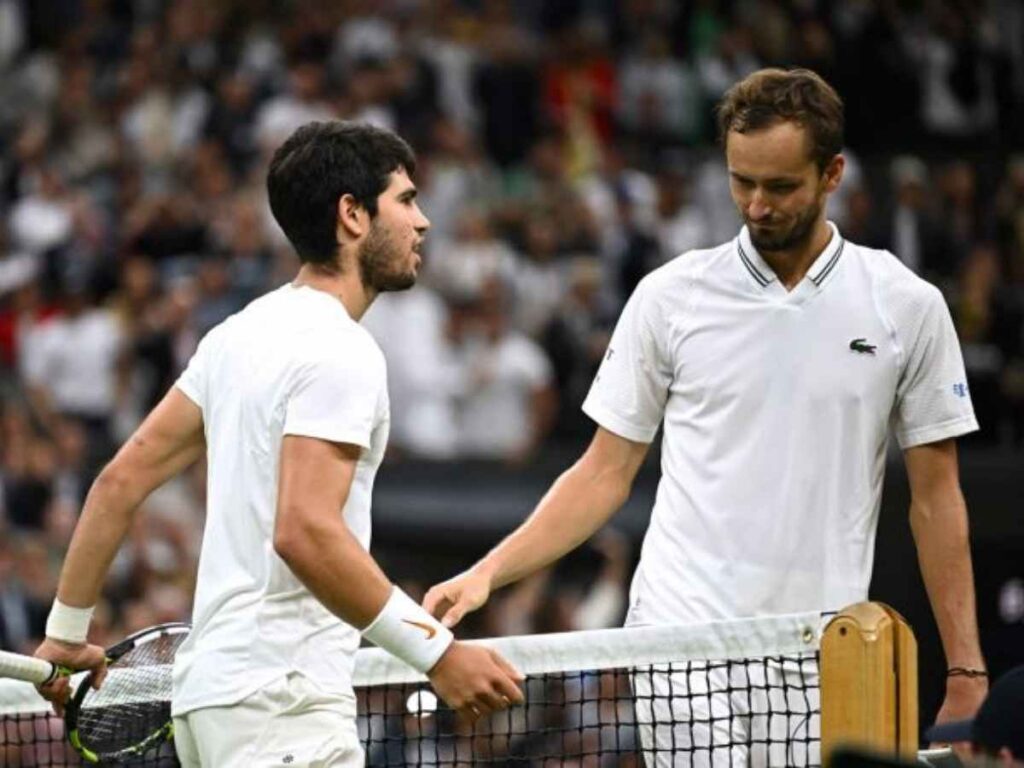 Carlos Alcaraz and Daniil Medvedev shake hands with each other after the match. 