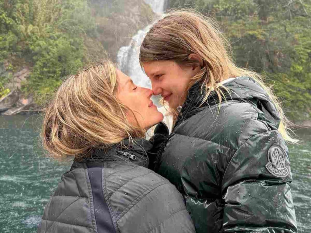 Gisele Bündchen with Vivian amidst the mountains (via official Instagram/ gisele)