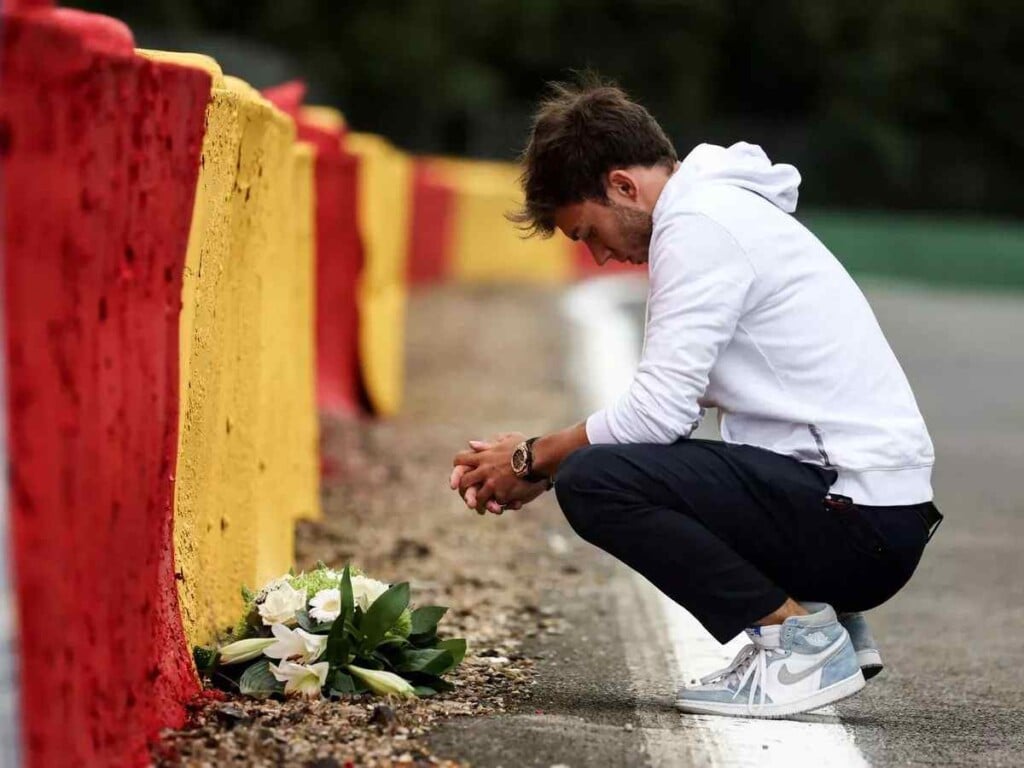 Pierre Gasly paying tribute to Anthoine Hubert at the F2 driver's crash site at Spa-Francorchamps (image via The Mirror)