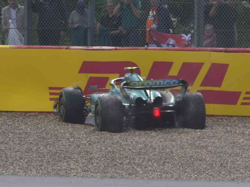 Fernando Alonso crashes out during the Belgian GP Qualifying (Credits: @F1/Twitter)