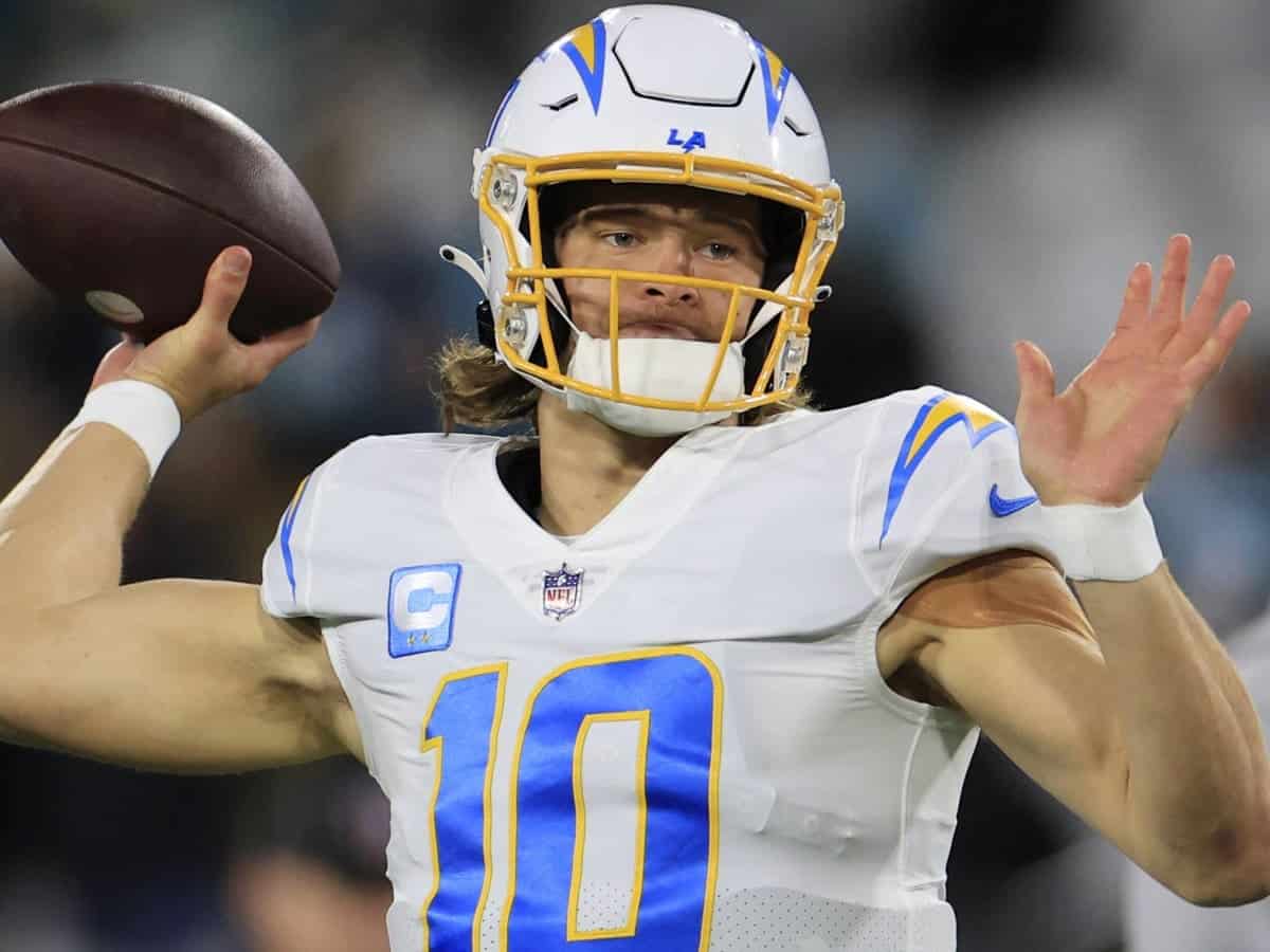 “Holy overpay”- Social media can’t fathom the Chargers making Justin Herbert one of the highest-paid QB in the NFL with a huge $262,500,000 deal