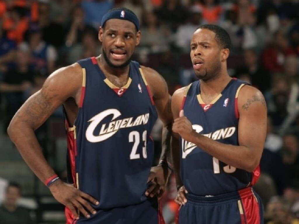 LeBron James and Damon Jones (Credits: D. Lippitt/Einstein/NBAE via Getty Images)