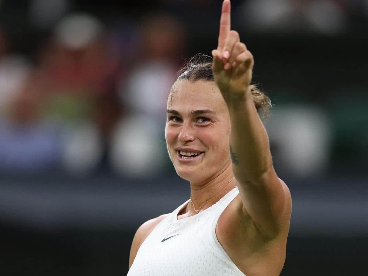 “Pathetic disgraceful media management” – Aryna Sabalenka put in a spot during on-court interview over participation in 2022 has fans blasting Wimbledon for insensitive behavior