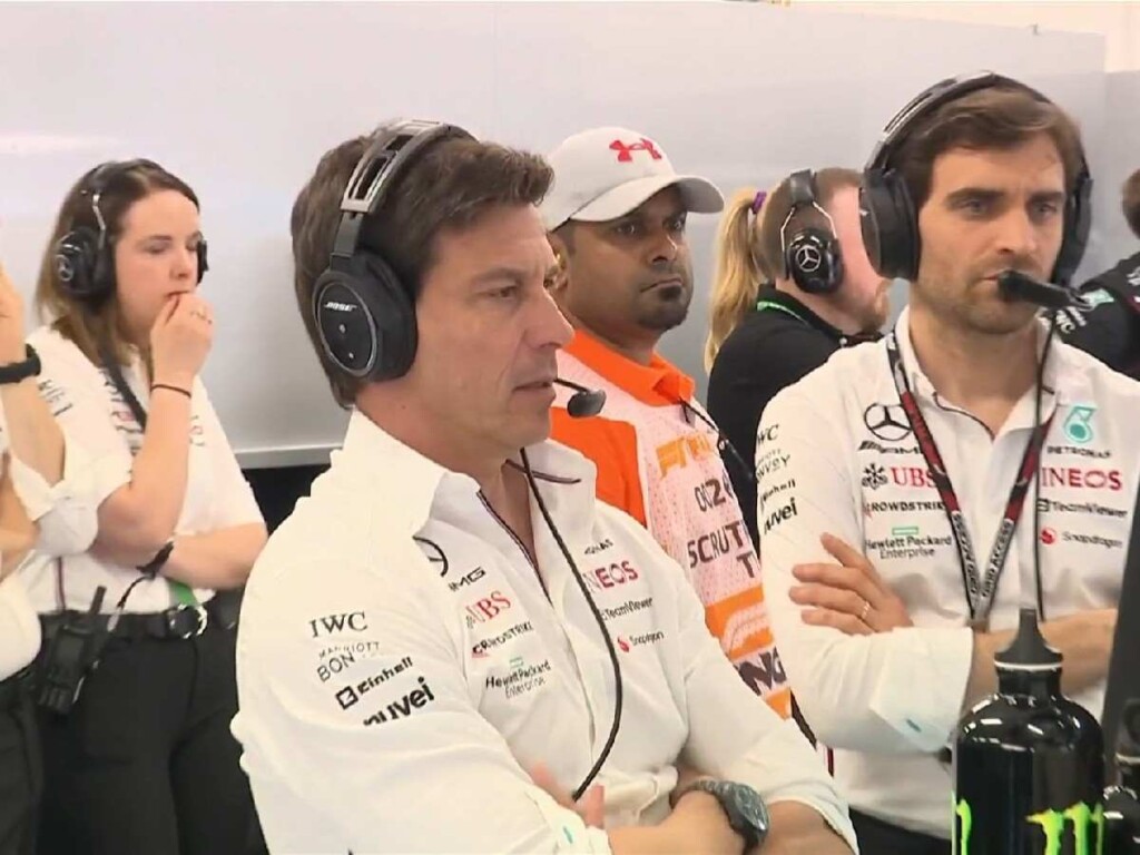 Toto Wolff in the Mercedes garage during Hungarian GP Qualifying (Credits: @F1/Twitter)