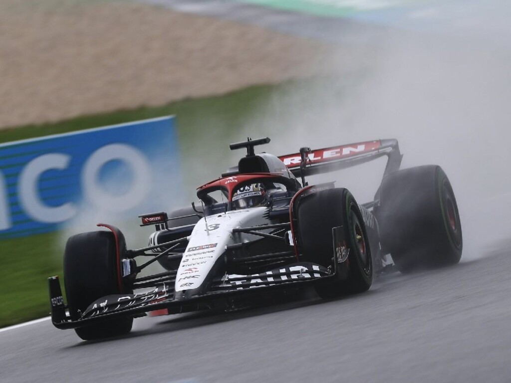 Daniel Ricciardo driving the AT04 at Spa-Francorchamps (Credits: @AlphaTauriF1/Twitter)