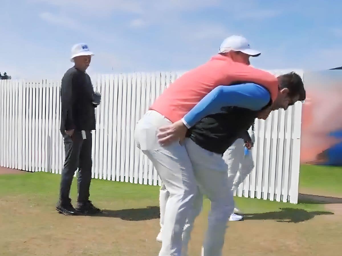 WATCH: Tom Kim receives piggyback ride from agent following NASTY ankle injury at Open Championship