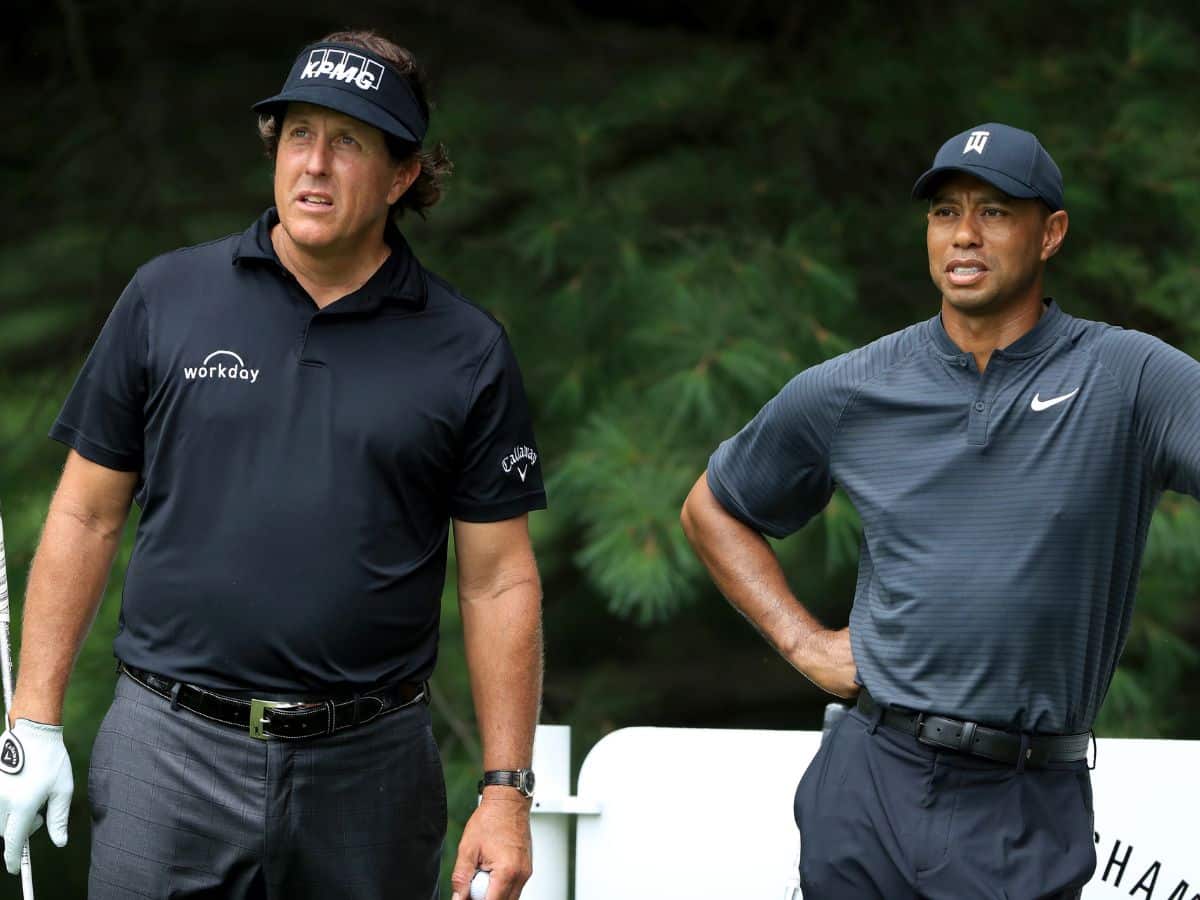 “All right, we know,” Phil Mickelson once HILARIOUSLY cut off announcer from introducing GOAT Tiger Woods at 2002 Tour Championship