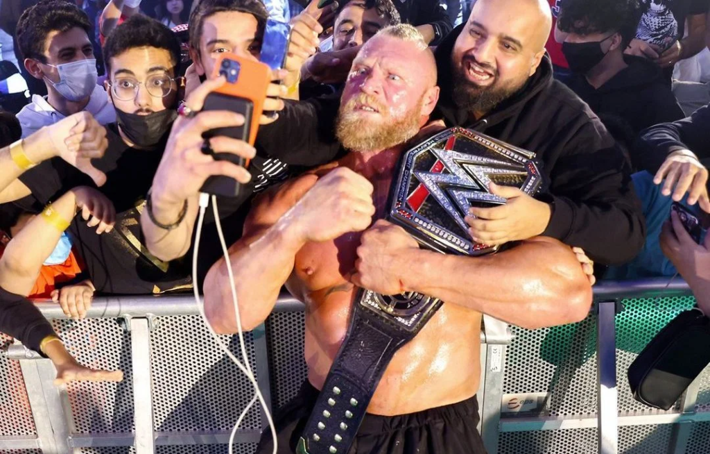 "This is the best version of him" - WWE Universe goes comical as they relive Brock Lesnar trolling a young fan in a very amusing way 1 Brock Lesnar with his fans