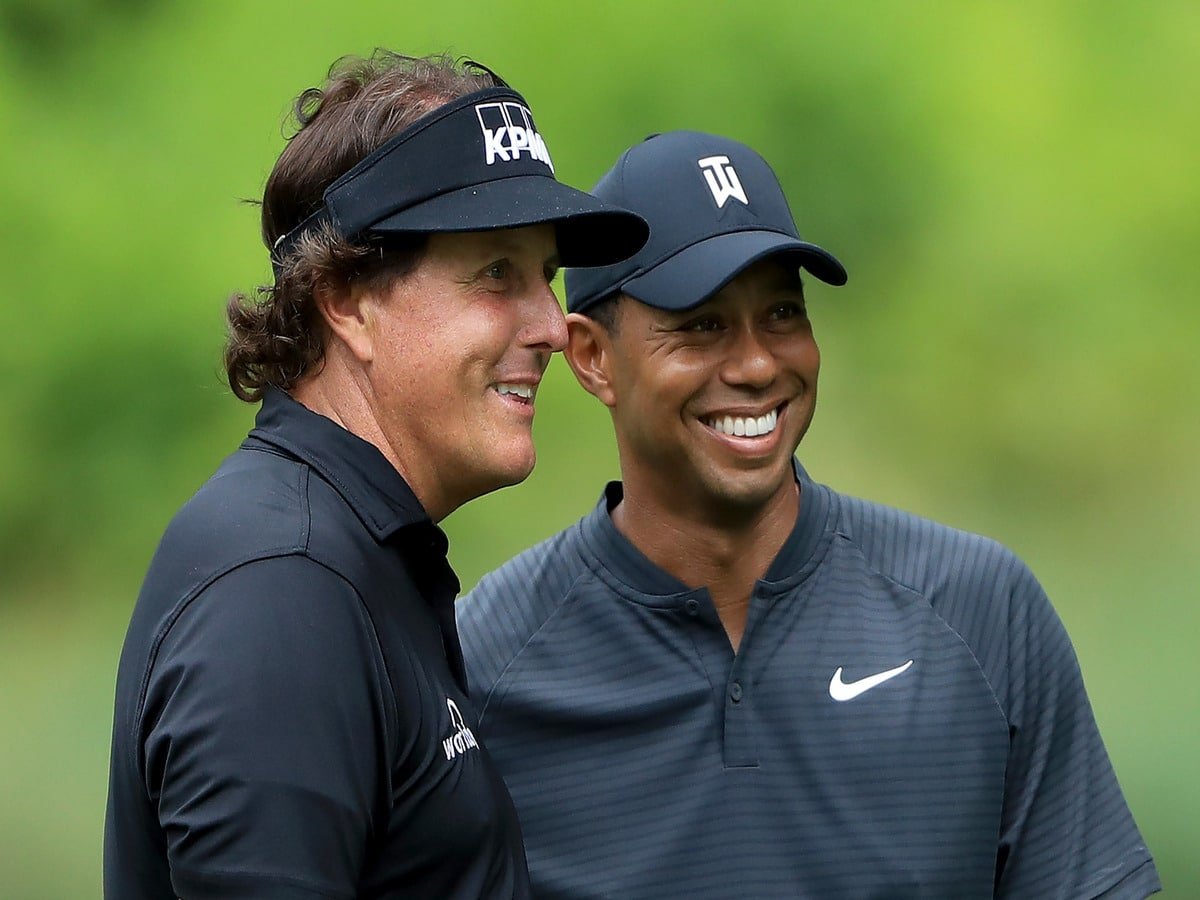 “I usually hit it a little bit further,” Tiger Woods’ legendary BANTER puts professional golfer Phil Mickelson in awe leaving him speechless at the 2001 Masters