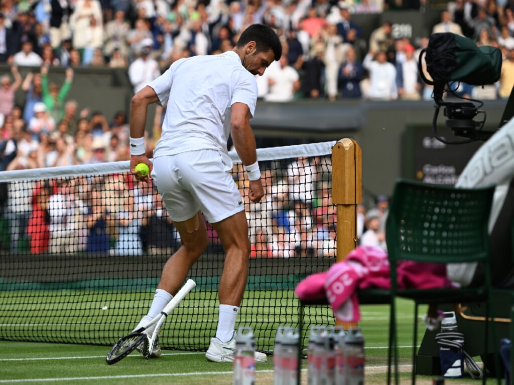 novak djokovic racket smash