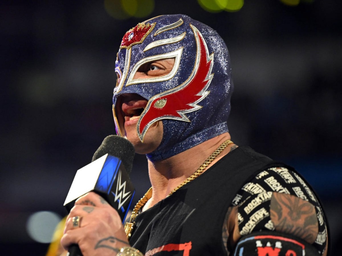 “Are they finally gonna kiss?”- Fans make speculations after 39-year-old Superstar gifts Rey Mysterio a special mask before their match on SmackDown 