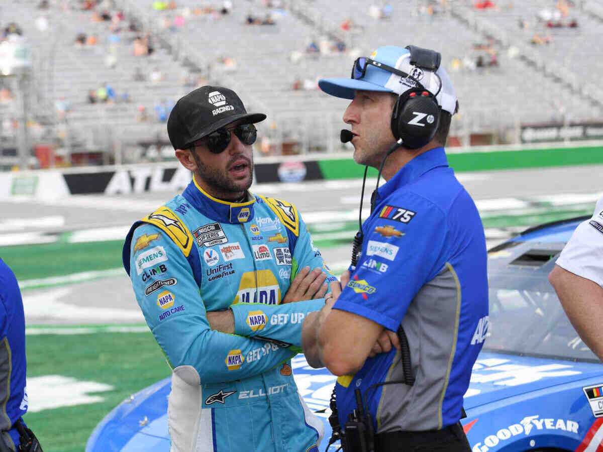 ATLANTA, GA JULY 08: Chase Elliott ( 9 Hendrick Motorsports NAPA/Children s Chevrolet) talks to his crew chief Alan Gu