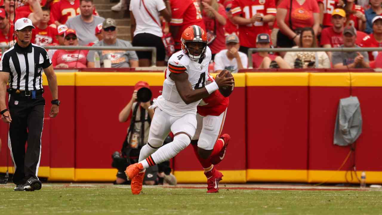 WATCH: Deshaun Watson throws a 53-yard dime to Amari Cooper making his case strong ahead of the season kickoff