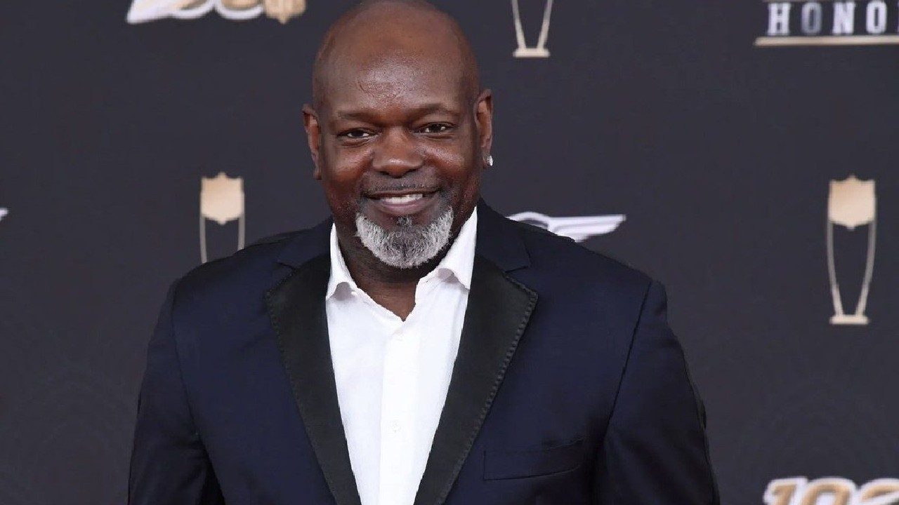 NFL legend Emmitt Smith SUED by investors over a massive loss of $67,000,000 from his restaurant business