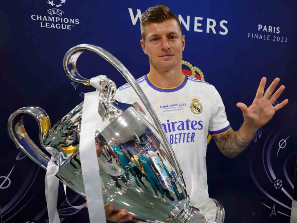 Toni Kroos posing with his 5th UCL 