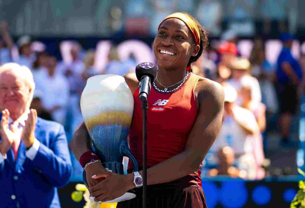 Coco Gauff with the Cincinnati Open trophy 