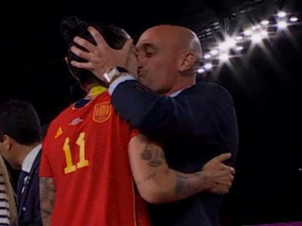 Screen Grab of Luis Rubiales kissing Jenni Hermoso on the lips during the award ceremony.