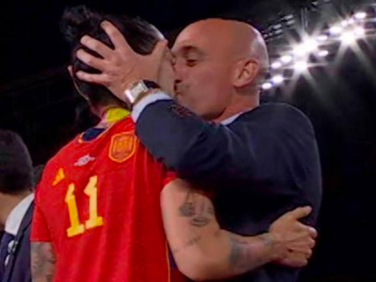 Luis Rubiales kissing Jenni Hermoso. (Source: BBC)