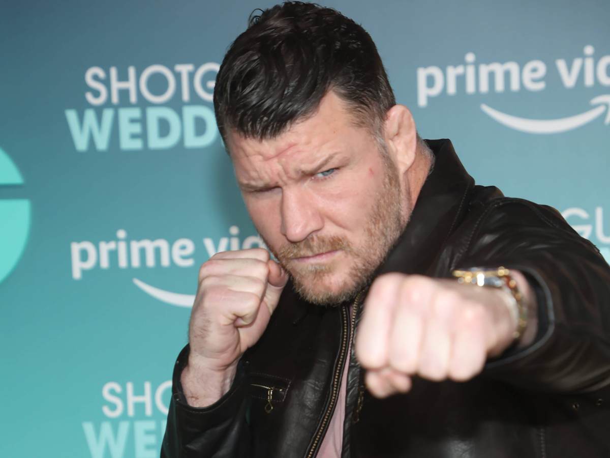 “What makes you think that mate?” Michael Bisping shuts down hater’s claim of former champion flying economy for 18 hours